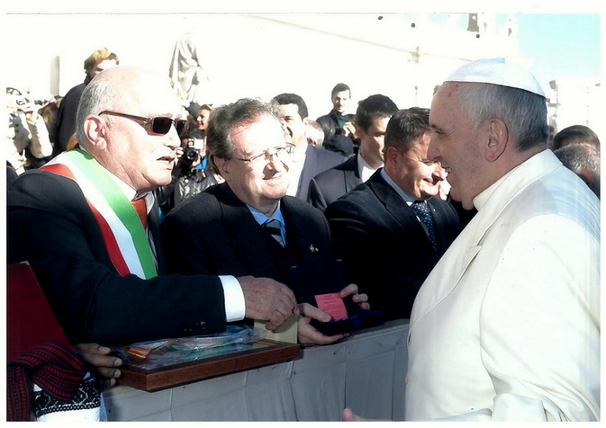  - Vaticano.4.12.2013_G._Delfino_e_A._Licata_incontrano_Papa_Francesco