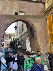 varazze-1-11-16-madonnina-di-fatima-in-processione-vs-s-nazario