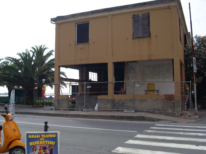 Gli storici cantieri Parodi vengono demoliti- Inizio lavori giugno 2007.