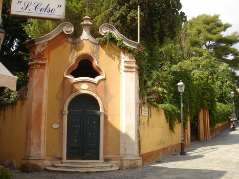 Cappelletta di Villa Croce ed a lato l'ingresso del parco 
