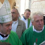 mons-vittorio-lupi-vescovo-di-savona-noli-ed-il-can-giulio-grosso-ascoltano-le-testimonianze-dei-presenti-sul-sagrato